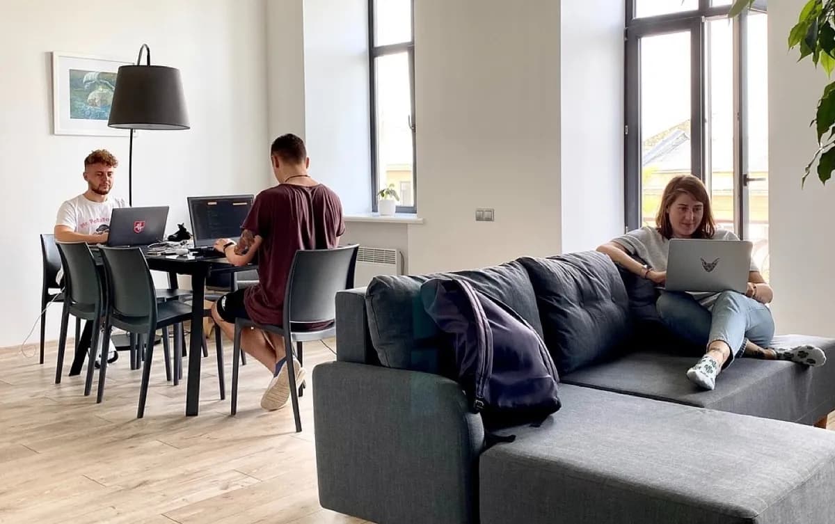 Os espaços de coliving e coworking tornaram-se centros essenciais para os nómadas digitais