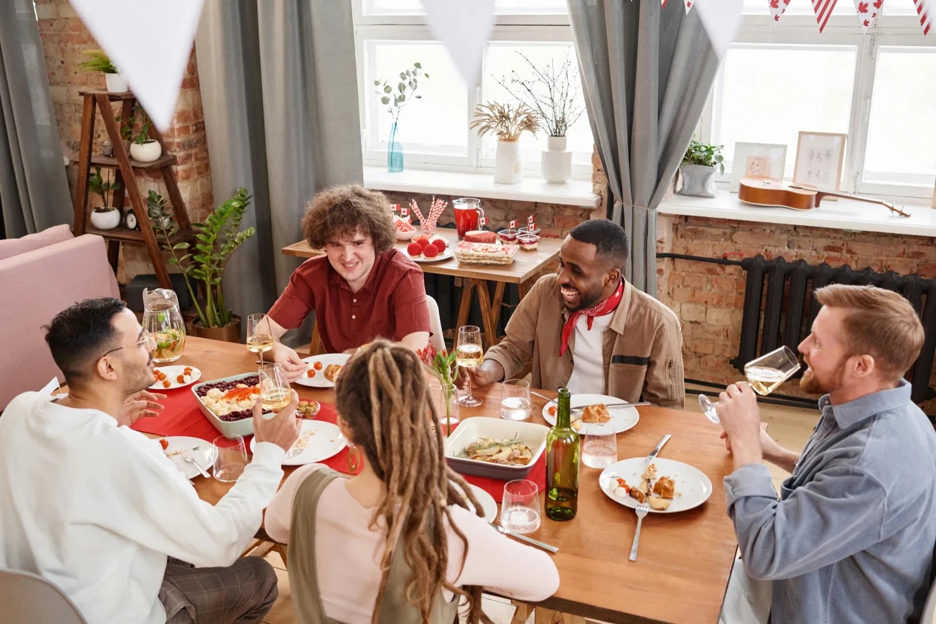 Cena multicultural — el tejido social de los hubs nómadas