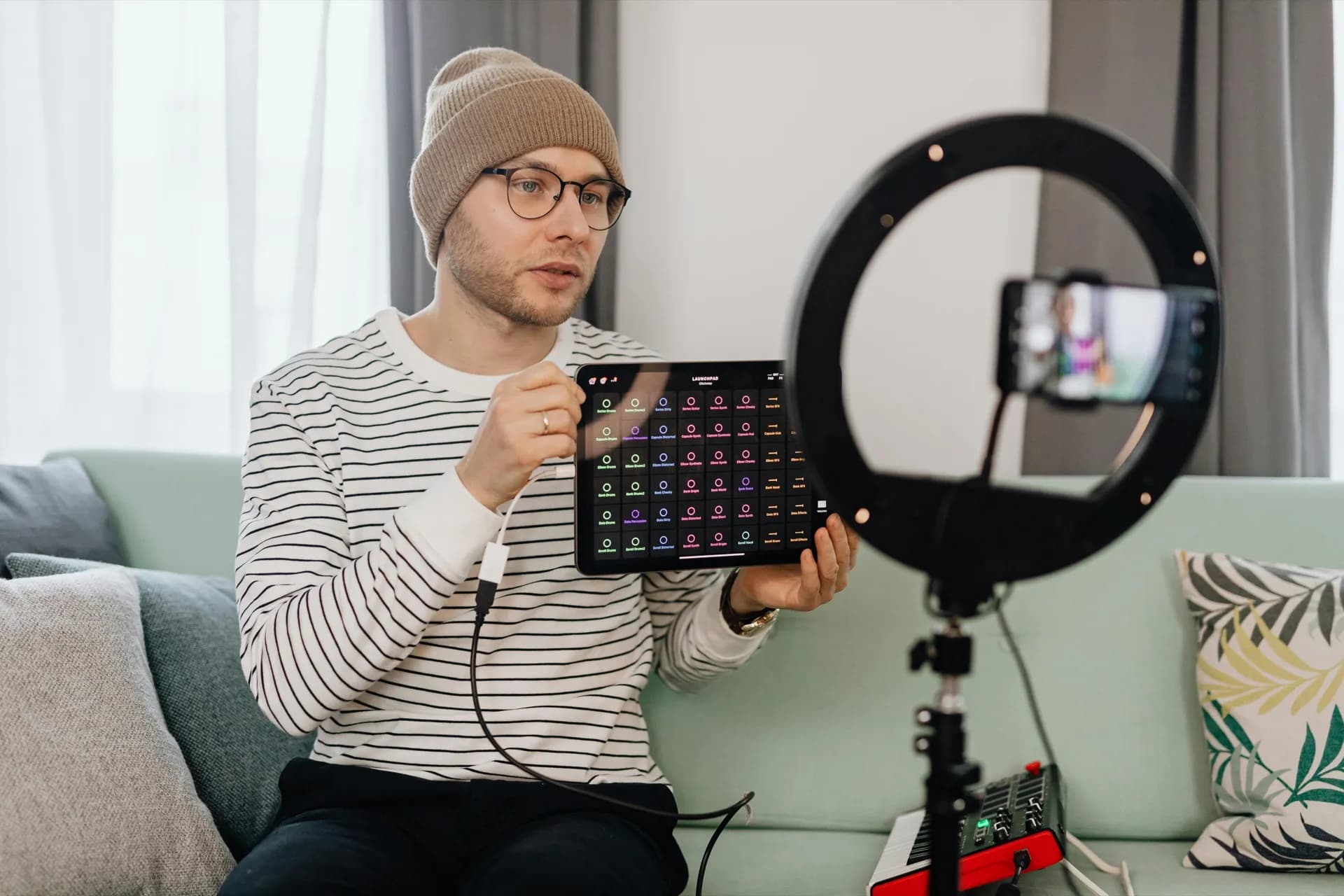 Creador de UGC grabando contenido de producto con su smartphone