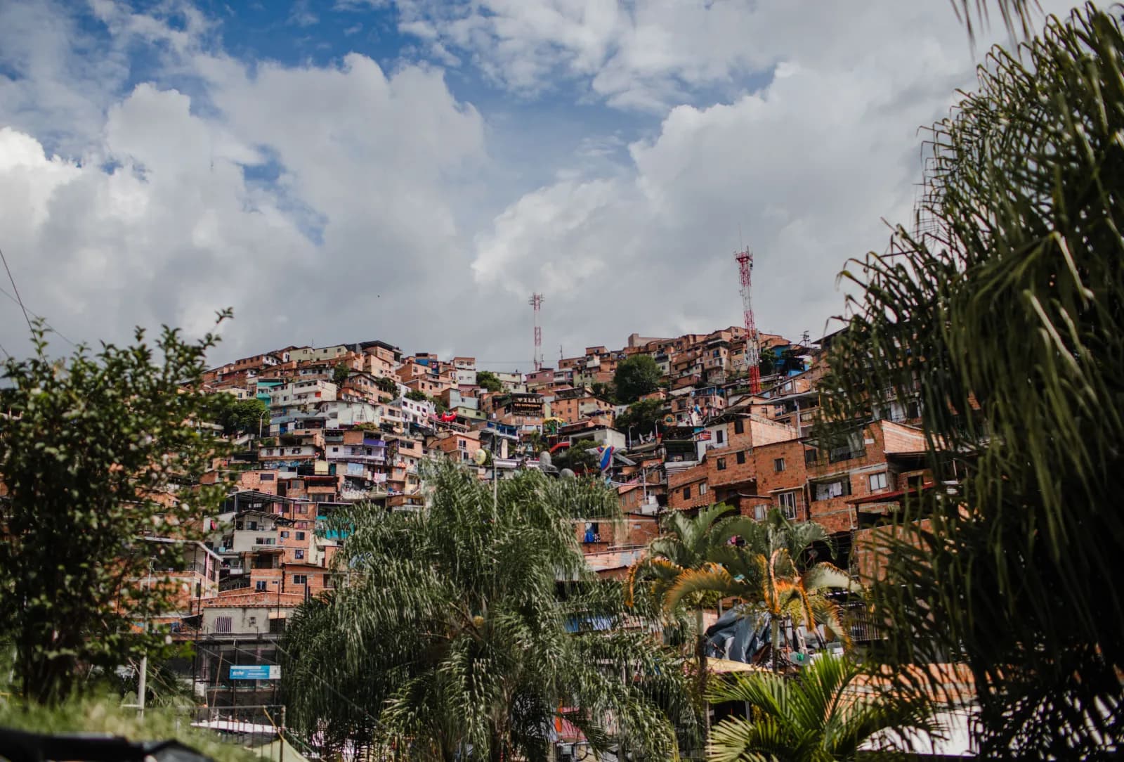 Alltägliches Straßenleben in einem Viertel von Medellín unter dem milden Klima, für das die Stadt bekannt ist