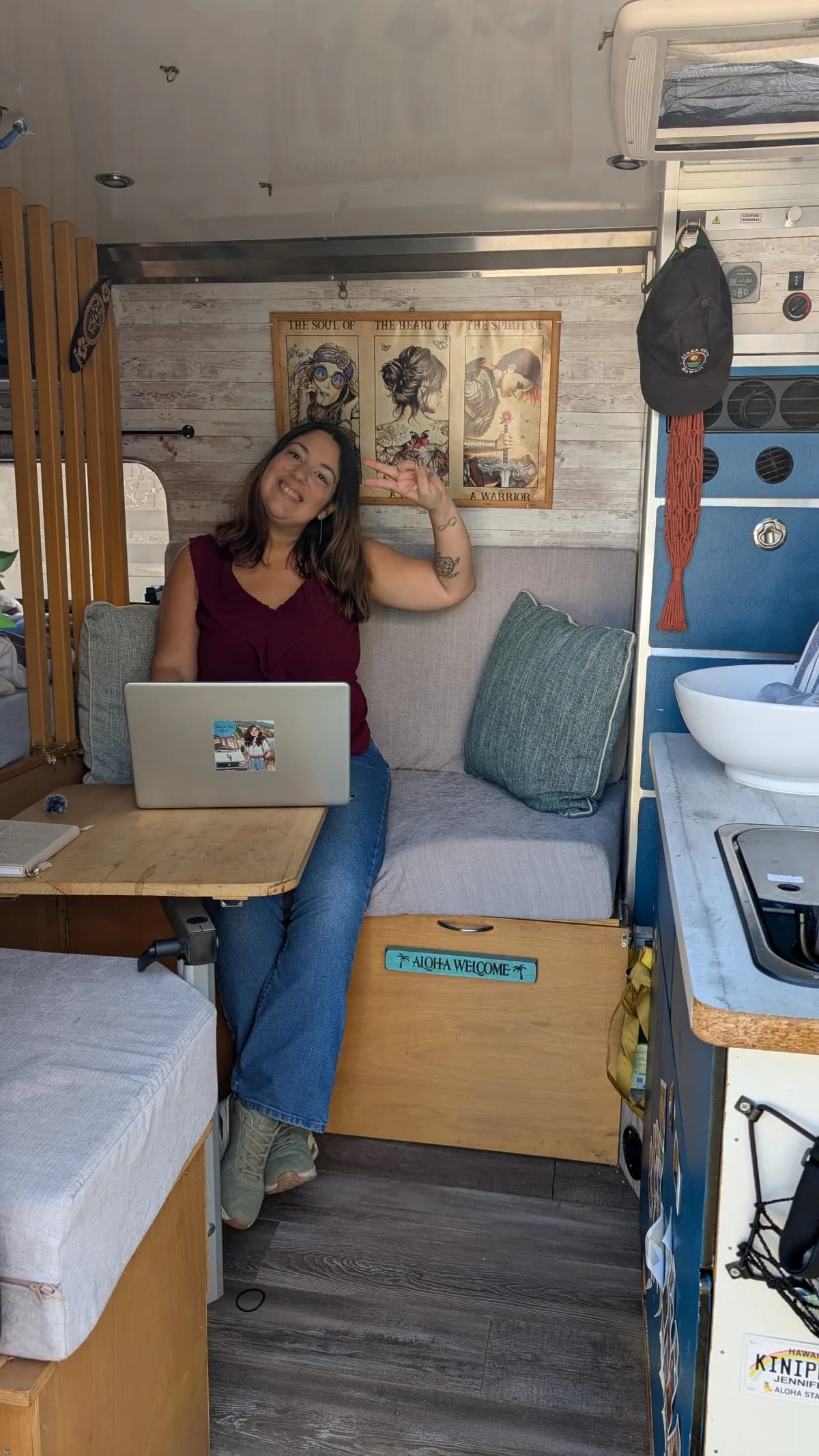 Jennifer Therond travaille sur son ordinateur portable, installée dans son van aménagé