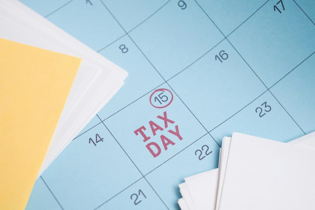 Calendar with TAX DAY marked and administrative documents, showing key dates and tax deadlines.
