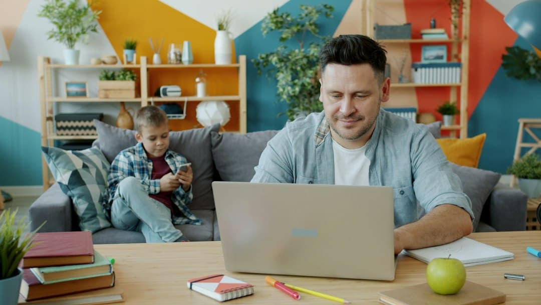 Télétravailler avec un enfant à la maison : organiser sa journée