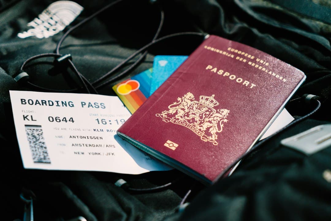 Carte d'embarquement et passeport sur tissu foncé avec accessoires de voyage, illustrant les documents essentiels à conserver comme preuve.