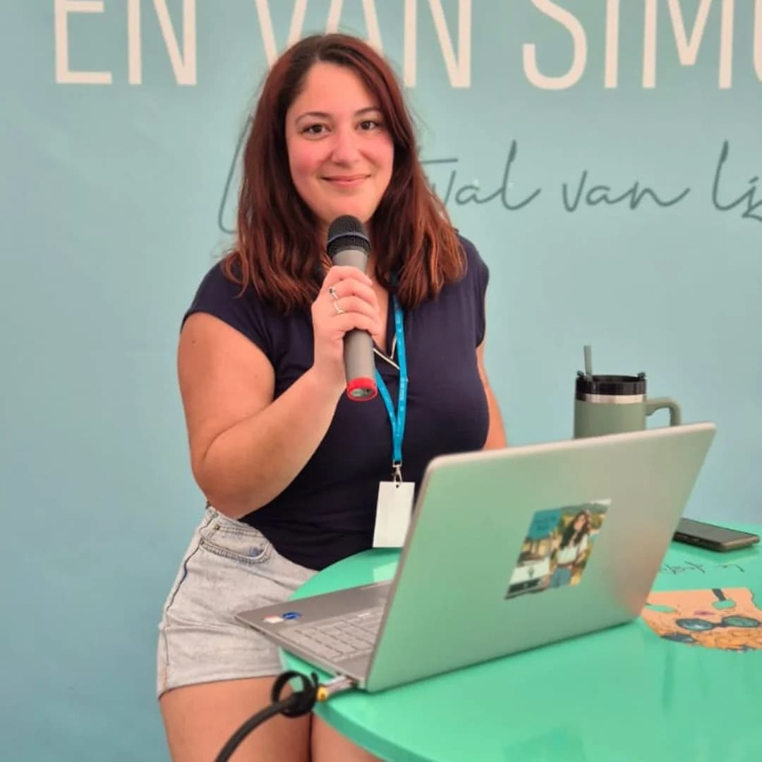 Jennifer Therond prend la parole au micro lors d’un événement consacré à la vanlife