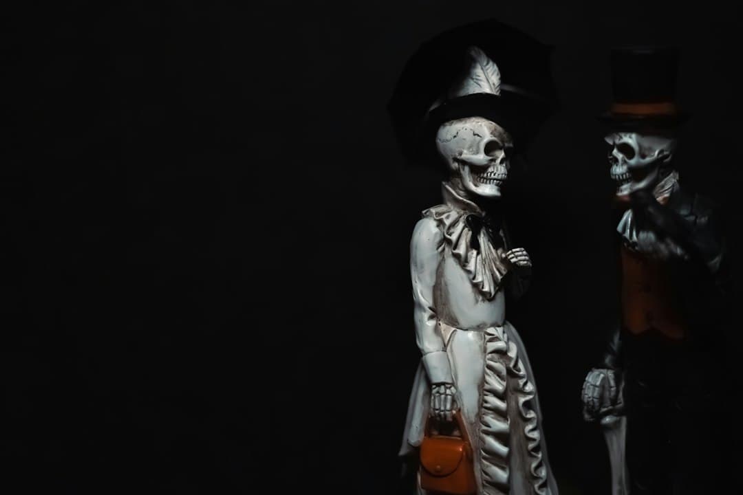 Elegantly dressed Catrina figures with skull makeup and formal attire, representing the Día de Muertos tradition.