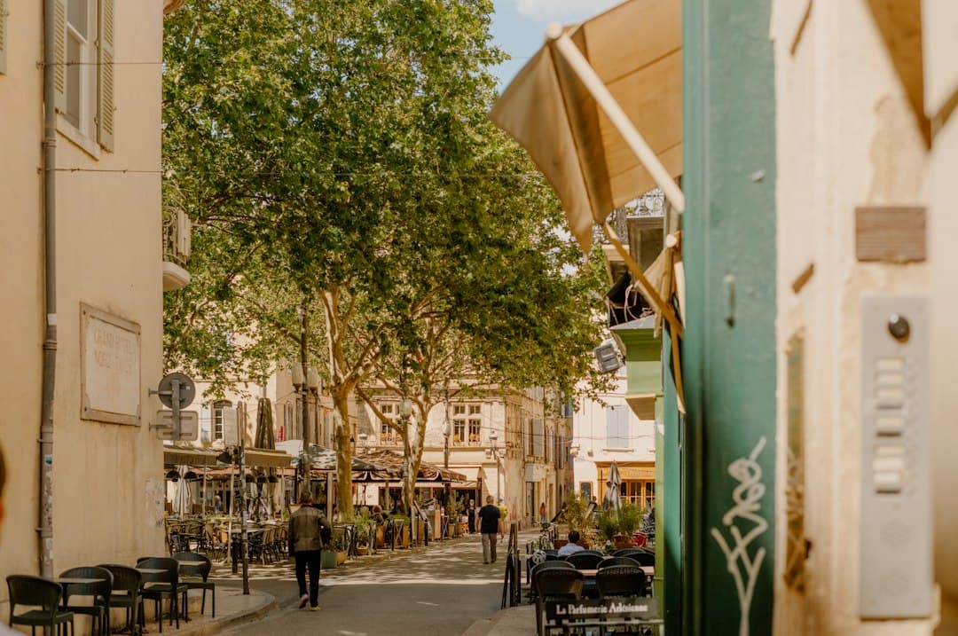 Testing a Place as a Tourist Before Settling There: Legal Framework and Pitfalls