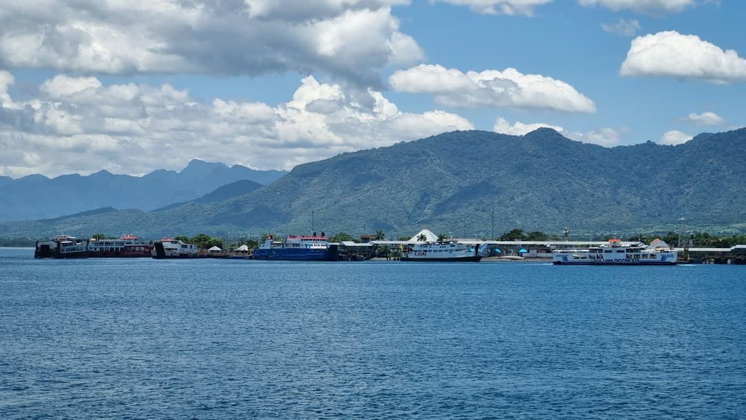 Reizen door Indonesië wanneer rook de vluchten verstoort: marge, controles en alternatieven