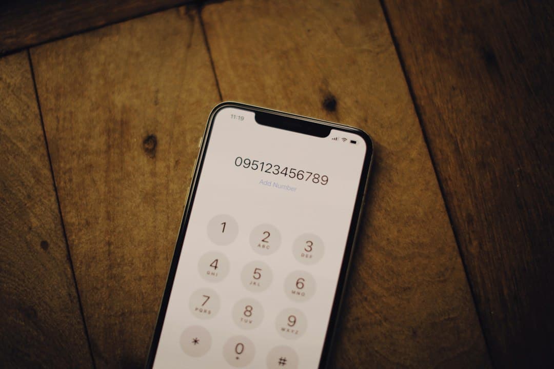 Schermo dello smartphone che mostra un tastierino numerico, suggerendo una chiamata in arrivo o un tentativo di truffa.