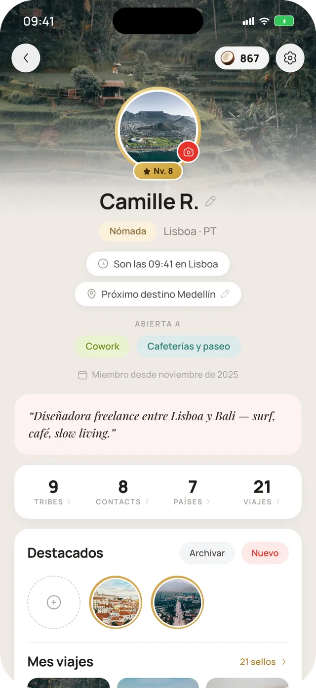 Un perfil de Mira Chat: ciudad actual y hora local, próximo destino, etiquetas de apertura, estadísticas de viaje y recuerdos destacados