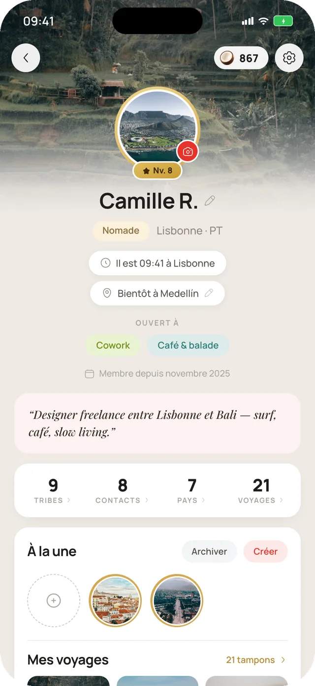 Un profil Mira Chat : ville actuelle et heure locale, prochaine destination, tags d'ouverture, statistiques de voyage et souvenirs à la une