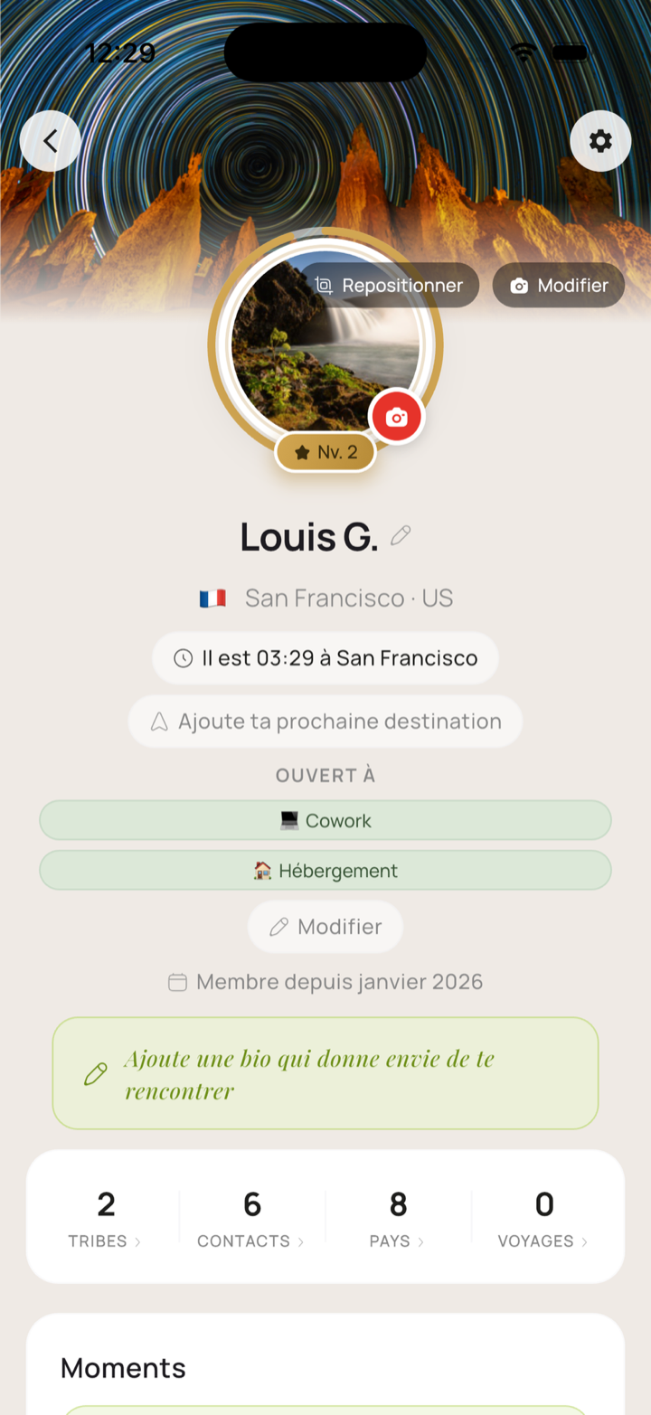 Ein Reisendenprofil auf einem Handy: Level, aktuelle Stadt und Ortszeit, Offenheits-Tags und Reisestatistiken